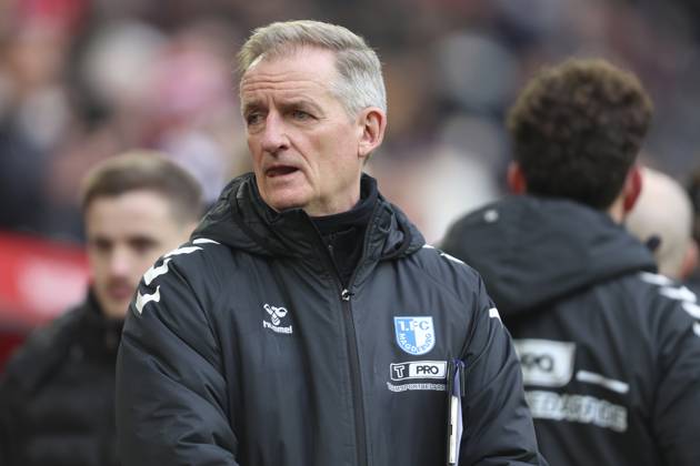 Trainer Petrik Sander (1.FC Magdeburg) schaut waehrend des spiels der 2. Bundesliga zwischen Fortuna Düsseldorf und 1. FC Magdeburg, Merkur Spiel-Arena am 22. November 2025 in Düsseldorf, Deutschland. (Foto von Oliver Kaelke DeFodi Images) +++ Trainer Petrik Sander (1.FC Magdeburg) looks on during the 2. Bundesliga match between Fortuna Düsseldorf and 1. FC Magdeburg at Merkur Spiel-Arena on November 22, 2025 in Düsseldorf, Germany. (Photo by Oliver Kaelke DeFodi Images) (Photo by Oliver Kaelke DeFodi Images)