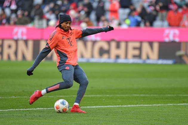 Michael Olise (17 Bayern) in Aktion beim Bundesligaspiel FC Bayern München - SC Freiburg am 22.11.2025.