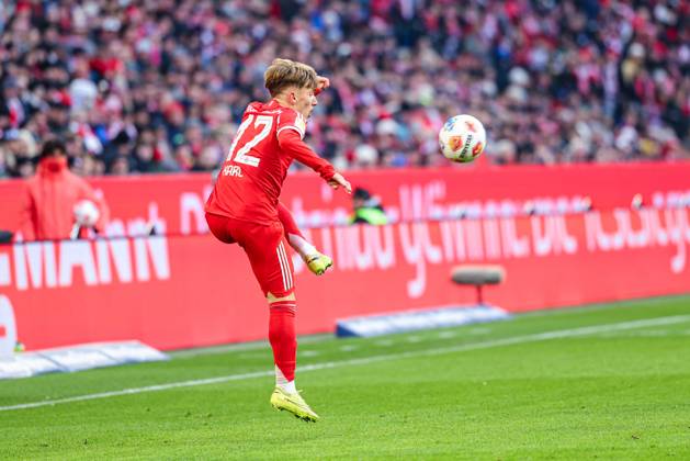 Lennart Karl (42, FC Bayern München) beim Spiel zwischen FC Bayern München v SC Freiburg, Fußball, Herren, Bundesliga, 2025 2026, 11.Spieltag am 22.11.2025 in München, Allianz-Arena. DFL and DFB regulations prohibit any use of photographs as image sequences and or quasi-video. Bayern Deutschland