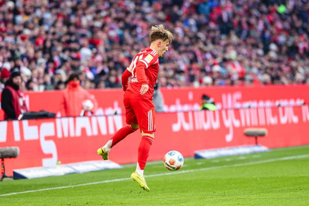 Lennart Karl (42, FC Bayern München) beim Spiel zwischen FC Bayern München v SC Freiburg, Fußball, Herren, Bundesliga, 2025 2026, 11.Spieltag am 22.11.2025 in München, Allianz-Arena. DFL and DFB regulations prohibit any use of photographs as image sequences and or quasi-video. Bayern Deutschland