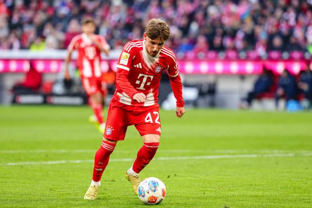 Lennart Karl (42, FC Bayern München) beim Spiel zwischen FC Bayern München v SC Freiburg, Fußball, Herren, Bundesliga, 2025 2026, 11.Spieltag am 22.11.2025 in München, Allianz-Arena. DFL and DFB regulations prohibit any use of photographs as image sequences and or quasi-video. Bayern Deutschland