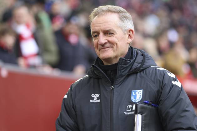 Trainer Petrik Sander (1.FC Magdeburg) schaut waehrend des spiels der 2. Bundesliga zwischen Fortuna Düsseldorf und 1. FC Magdeburg, Merkur Spiel-Arena am 22. November 2025 in Düsseldorf, Deutschland. (Foto von Oliver Kaelke DeFodi Images) +++ Trainer Petrik Sander (1.FC Magdeburg) looks on during the 2. Bundesliga match between Fortuna Düsseldorf and 1. FC Magdeburg at Merkur Spiel-Arena on November 22, 2025 in Düsseldorf, Germany. (Photo by Oliver Kaelke DeFodi Images) (Photo by Oliver Kaelke DeFodi Images)