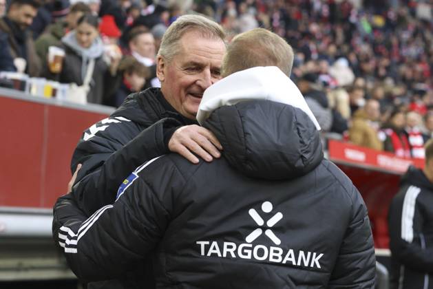 Trainer Petrik Sander (1.FC Magdeburg) und Trainer Markus Anfang (Fortuna Duesseldorf) begrüßen sich waehrend des spiels der 2. Bundesliga zwischen Fortuna Düsseldorf und 1. FC Magdeburg, Merkur Spiel-Arena am 22. November 2025 in Düsseldorf, Deutschland. (Foto von Oliver Kaelke DeFodi Images) +++ Trainer Petrik Sander (1.FC Magdeburg) und Trainer Markus Anfang (Fortuna Duesseldorf) meet up during the 2. Bundesliga match between Fortuna Düsseldorf and 1. FC Magdeburg at Merkur Spiel-Arena on November 22, 2025 in Düsseldorf, Germany. (Photo by Oliver Kaelke DeFodi Images) (Photo by Oliver Kaelke DeFodi Images)