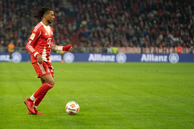 Michael Olise (17 Bayern) in Aktion beim Bundesligaspiel FC Bayern München - SC Freiburg am 22.11.2025.