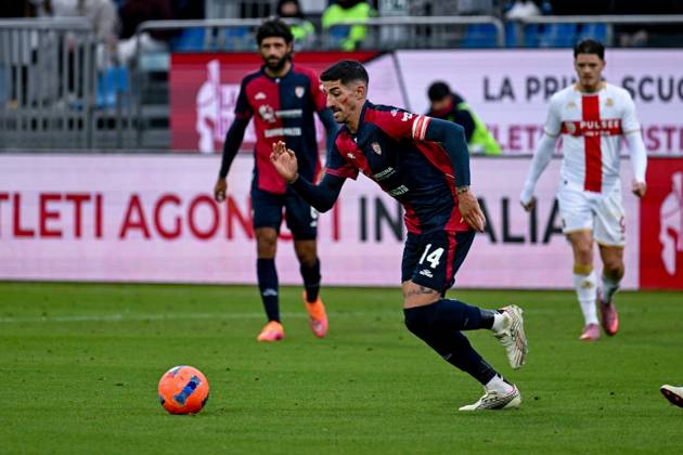 Cagliari s Alessandro Deiola in action during the Serie A soccer match between Cagliari Calcio and Genoa at the Unipol Domus in Cagliari, Sardinia - Saturday, 22 november 2025. - Soccer Copyright: xGianlucaxZuddas LaPressex