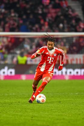 Michael Olise (17 Bayern) in Aktion beim Bundesligaspiel FC Bayern München - SC Freiburg am 22.11.2025.