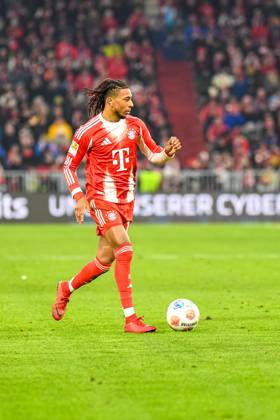 Michael Olise (17 Bayern) in Aktion beim Bundesligaspiel FC Bayern München - SC Freiburg am 22.11.2025.