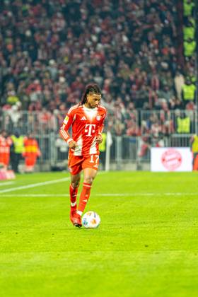 Michael Olise (17 Bayern) in Aktion beim Bundesligaspiel FC Bayern München - SC Freiburg am 22.11.2025.