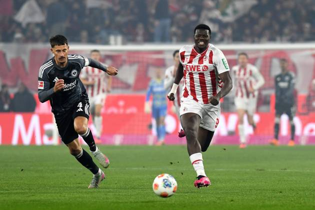 Robin Koch (Eintracht Frankfurt) und Ragnar Ache (1. FC Koeln) im Zweikampf waehrend des Spiels der Bundesliga zwischen 1. FC Köln und Eintracht Frankfurt, RheinEnergieSTADION am 22. November 2025 in Köln, Deutschland. (Foto von Ralf Treese DeFodi Images) +++ Robin Koch (Eintracht Frankfurt) und Ragnar Ache (1. FC Koeln) battle for the ball during the Bundesliga match between 1. FC Köln and Eintracht Frankfurt at RheinEnergieSTADION on November 22, 2025 in Köln, Germany. (Photo by Ralf Treese DeFodi Images) DFL regulations prohibit any use of photographs as image sequences and or quasi-video. (Photo by Ralf Treese DeFodi Images)