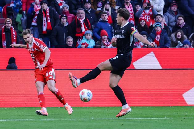 Josip Stanisic 44 (FC Bayern Muenchen) mit einer Hereingabe, die Maximilian Eggestein 8 (SC Freiburg) nicht blocken kann, FC Bayern Muenchen vs. SC Freiburg, Fussball, Bundesliga, DFL, Saison 2025 2026, Hinrunde, 22.11.2025 DFB regulations prohibit any use of photographs as image sequences and or quasi-video Muenchen Bayern Deutschland