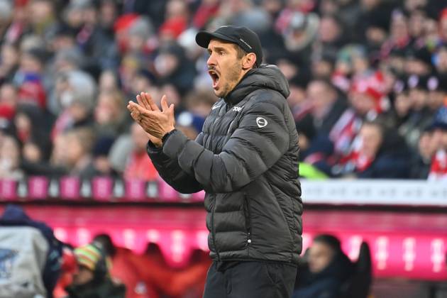 Trainer Julian SCHUSTER (SC Freiburg), Gestik,gibt Anweisungen, Einzelbild,angeschnittenes Einzelmotiv,Halbfigur,halbe Figur. Fussball 1. Bundesliga Saison 2025 2026, 11.Spieltag, Spieltag11 FC Bayern Muenchen - SC Freiburg 6-2 am 22.11.2025 , A L L I A N Z A R E N A.