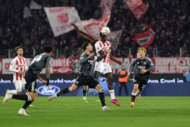 Robin Koch (Eintracht Frankfurt) und Ragnar Ache (1. FC Koeln) im Zweikampf waehrend des Spiels der Bundesliga zwischen 1. FC Köln und Eintracht Frankfurt, RheinEnergieSTADION am 22. November 2025 in Köln, Deutschland. (Foto von Ralf Treese DeFodi Images) +++ Robin Koch (Eintracht Frankfurt) und Ragnar Ache (1. FC Koeln) battle for the ball during the Bundesliga match between 1. FC Köln and Eintracht Frankfurt at RheinEnergieSTADION on November 22, 2025 in Köln, Germany. (Photo by Ralf Treese DeFodi Images) DFL regulations prohibit any use of photographs as image sequences and or quasi-video. (Photo by Ralf Treese DeFodi Images)