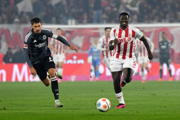 Robin Koch (Eintracht Frankfurt) und Ragnar Ache (1. FC Koeln) im Zweikampf waehrend des Spiels der Bundesliga zwischen 1. FC Köln und Eintracht Frankfurt, RheinEnergieSTADION am 22. November 2025 in Köln, Deutschland. (Foto von Ralf Treese DeFodi Images) +++ Robin Koch (Eintracht Frankfurt) und Ragnar Ache (1. FC Koeln) battle for the ball during the Bundesliga match between 1. FC Köln and Eintracht Frankfurt at RheinEnergieSTADION on November 22, 2025 in Köln, Germany. (Photo by Ralf Treese DeFodi Images) DFL regulations prohibit any use of photographs as image sequences and or quasi-video. (Photo by Ralf Treese DeFodi Images)