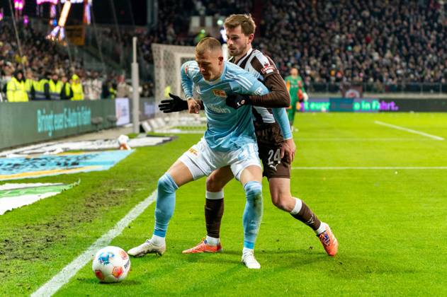 Tim Skarke (1. FC Union Berlin, 21) im Zweikampf, Kampf um den Ball mit Connor Metcalfe (FC St. Pauli, 24), GER, FC St. Pauli vs. 1. FC Union Berlin, Fussball, Bundesliga, Spieltag 11, Saison 2025 2026, 23.11.2025 DFL REGULATIONS PROHIBIT ANY USE OF PHOTOGRAPHS AS IMAGE SEQUENCES AND OR QUASI-VIDEO GER, FC St. Pauli vs. 1. FC Union Berlin, Fussball, Bundesliga, Spieltag 11, Saison 2025 2026, 23.11.2025 Hamburg Copyright: xEibner-Pressefoto MaxxVincenx EP_MVN