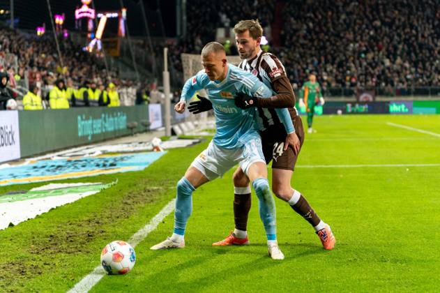 Tim Skarke (1. FC Union Berlin, 21) im Zweikampf, Kampf um den Ball mit Connor Metcalfe (FC St. Pauli, 24), GER, FC St. Pauli vs. 1. FC Union Berlin, Fussball, Bundesliga, Spieltag 11, Saison 2025 2026, 23.11.2025 DFL REGULATIONS PROHIBIT ANY USE OF PHOTOGRAPHS AS IMAGE SEQUENCES AND OR QUASI-VIDEO GER, FC St. Pauli vs. 1. FC Union Berlin, Fussball, Bundesliga, Spieltag 11, Saison 2025 2026, 23.11.2025 Hamburg Copyright: xEibner-Pressefoto MaxxVincenx EP_MVN
