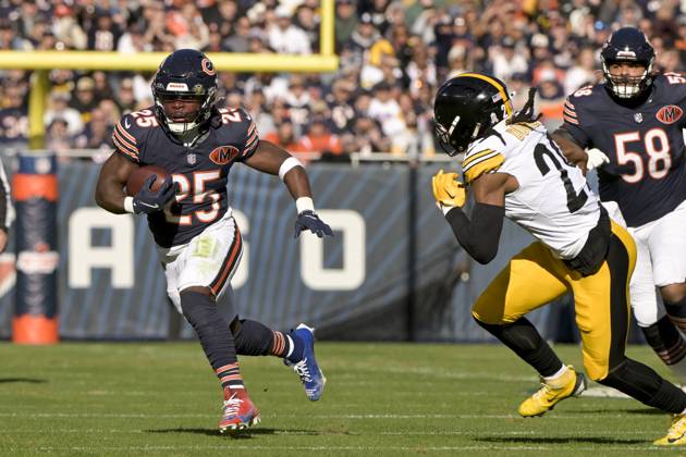 Chicago Bears running back Kyle Monangai (25) runs the ball against the Pittsburgh Steelers at Soldier Field in Chicago on Sunday, November 23, 2025. CHI20251123102 MARKxBLACK