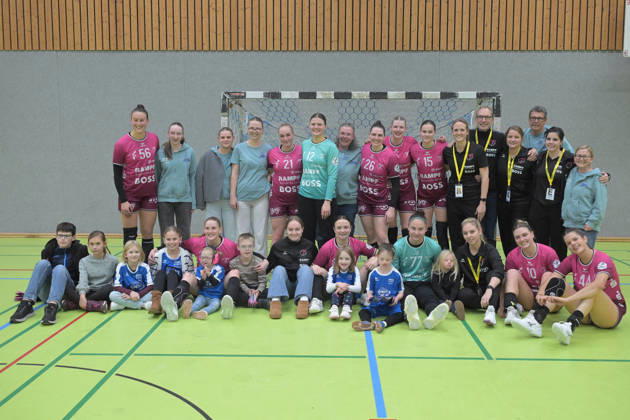 Gemeinsames Bild nach Spielende der TusSies mit den Einlaufkindern TusSies Metzingen vs. Brasilien, Handball, Testspiel, Saison 2025 2026, 25.11.2025 TusSies Metzingen vs. Brasilien, Handball, Testspiel, Saison 2025 2026, 25.11.2025 Holzgerlingen Copyright: xEibner-Pressefoto TobiasxBaurx EP_TBR