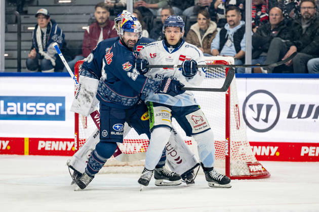 Ryan Murphy (EHC Red Bull Muenchen, 24) verteidigt gegen Tim Brunnhuber (Straubing Tigers, 19) vor dem Tor von Antoine Bibeau (Torwart, EHC Red Bull Muenchen, 30) GER, EHC Red Bull Muenchen vs. Straubing Tigers, Eishockey, DEL, 22. Spieltag, Saison 2025 2026, 25.11.2025. GER, EHC Red Bull Muenchen vs. Straubing Tigers, Eishockey, DEL, 22. Spieltag, Saison 2025 2026, 25.11.2025. Muenchen Copyright: xEibner-Pressefoto HeikexFeinerx EP_HFR