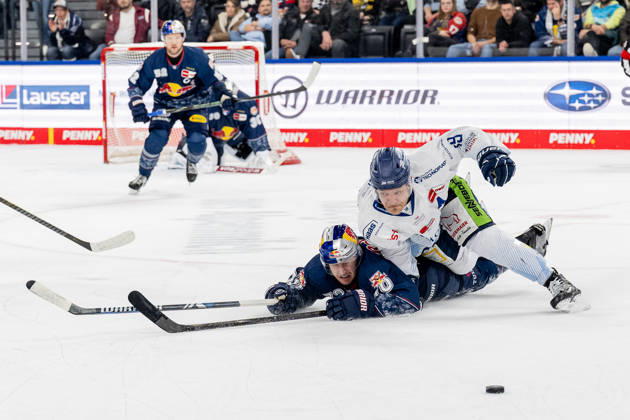 Kampf um den Puck Zweikampf zwischen Maximilian Daubner (EHC Red Bull Muenchen, 70) und Tim Brunnhuber (Straubing Tigers, 19) GER, EHC Red Bull Muenchen vs. Straubing Tigers, Eishockey, DEL, 22. Spieltag, Saison 2025 2026, 25.11.2025. GER, EHC Red Bull Muenchen vs. Straubing Tigers, Eishockey, DEL, 22. Spieltag, Saison 2025 2026, 25.11.2025. Muenchen Copyright: xEibner-Pressefoto HeikexFeinerx EP_HFR