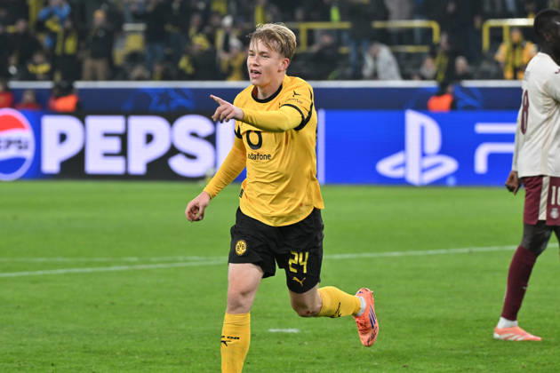 Jubel 4:0 Daniel Svensson (Borussia Dortmund) 25.11.2025, Fussball, UEFA Champions League 2025 2026, 5. Spieltag, Borussia Dortmund - FC Villarreal UEFA regulations prohibit any use of photographs as image sequences and or quasi-video Dortmund Signal Iduna Park Nordrhein Westfalen Deutschland