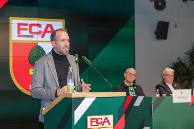 Geschaeftsfuehrer Finanzen Michael Stroell (FC Augsburg) am Rednerpult, Jahreshauptversammlung FC Augsburg, Fussball, 1. Bundesliga, 25.11.2025 Augsburg Bayern Deutschland
