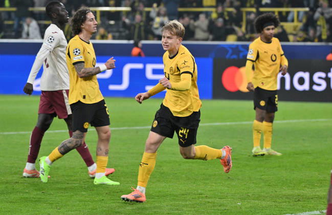 Jubel 4:0 Daniel Svensson (Borussia Dortmund) 25.11.2025, Fussball, UEFA Champions League 2025 2026, 5. Spieltag, Borussia Dortmund - FC Villarreal 4:0 UEFA regulations prohibit any use of photographs as image sequences and or quasi-video Dortmund Signal Iduna Park Nordrhein Westfalen Deutschland