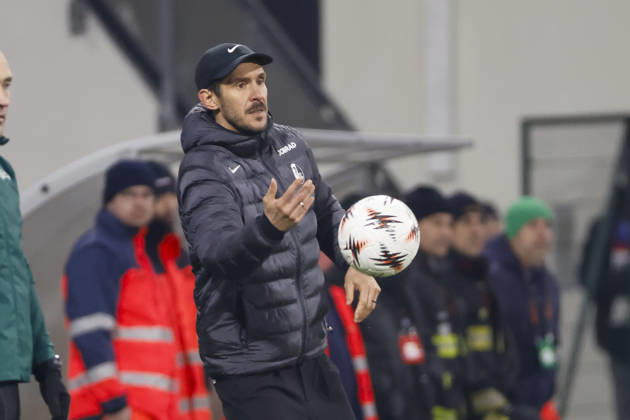 Julian Schuster (SC Freiburg, Trainer) mit Ball , Tschechien, Fussball, UEFA Europa League, 5. Spieltag, 2025 2026, Viktoria Pilsen vs. SC Freiburg, 27.11.2025, Stadion mesta Plzne, Pilsen, Tschechien Pilsen Stadion mesta Plzne Tschechien Copyright: xGrantxHubbsx