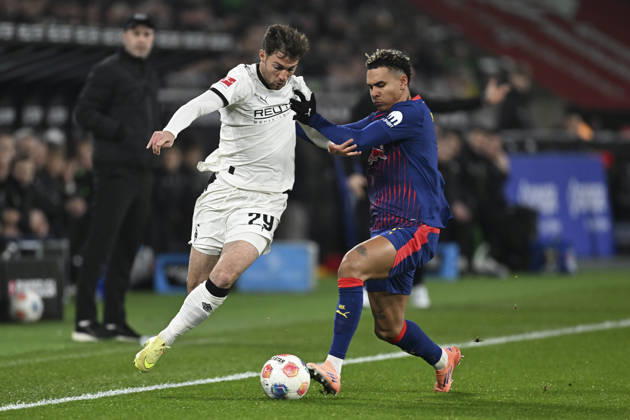 v. li. im Zweikampf Joe Scally (Moenchengladbach 29) Antonio Nusa (Leipzig 7) 28.11.2025 Fussball Borussia Moenchengladbach vs RB Leipzig, Borussia-Park, Moenchengladbach, DFB DFL REGULATIONS PROHIBIT ANY USE OF PHOTOGRAPHS AS IMAGE SEQUENCES AND OR QUASI-VIDEO