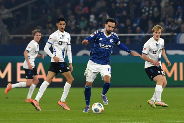 Kenan Karaman (FC Schalke 04) in Aktion, am Ball, Einzelaktion waehrend des Spiels der 2. Bundesliga zwischen FC Schalke 04 und SC Paderborn 07, Veltins-Arena am 28. November 2025 in Gelsenkirchen, Deutschland. (Foto von Ralf Treese DeFodi Images) +++ Kenan Karaman (FC Schalke 04) controls the ball during the 2. Bundesliga match between FC Schalke 04 and SC Paderborn 07 at Veltins-Arena on November 28, 2025 in Gelsenkirchen, Germany. (Photo by Ralf Treese DeFodi Images) (Photo by Ralf Treese DeFodi Images)