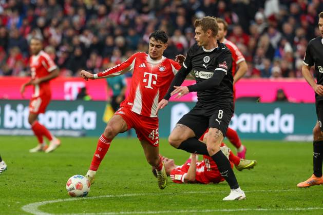 im Zweikampf, Aktion, mit Alexandar Pavlovic 45 (FC Bayern Muenchen), Eric Smith 8 (FC St. Pauli), FC Bayern Muenchen vs. FC St. Pauli, Fussball, 1. Bundesliga, 12. Spieltag, 29.11.2025 DFB regulations prohibit any use of photographs as image sequences and or quasi-video Muenchen Bayern Deutschland