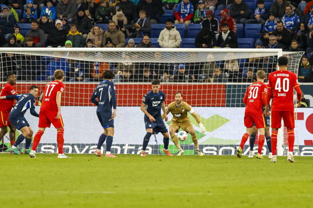 Im Strafraum von TSG Hoffenheim , Deutschland, Fussball, 1. Bundesliga, 12.Spieltag, 2025 2026, TSG Hoffenheim vs. FC Augsburg, 29.11.2025, PreZero Arena, Sinsheim, Deutschland Sinsheim PreZero Arena Baden-Württemberg Deutschland Copyright: xGrantxHubbsx