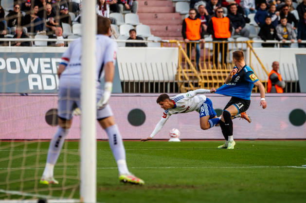 SuperSport HNL, round 15: HNK Hajduk Split v NK Varazdin Luka Hodak of HNK Hajduk Split and Matej Vuk of NK Varazdin during the SuperSport HNL 2025. 2026. round 15 match between HNK Hajduk Split and NK Varazdin at Poljud Stadium in Split, Croatia on November 29, 2025. ZvonimirxBarisin PIXSELL