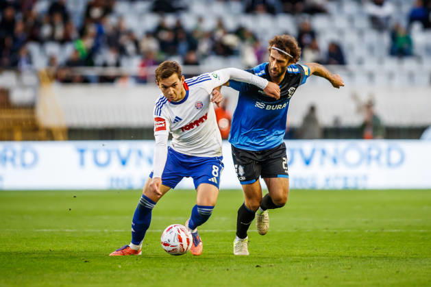 SuperSport HNL, round 15: HNK Hajduk Split v NK Varazdin Niko Kristian Sigur of HNK Hajduk Split and Mario Marina of NK Varazdin during the SuperSport HNL 2025. 2026. round 15 match between HNK Hajduk Split and NK Varazdin at Poljud Stadium in Split, Croatia on November 29, 2025. ZvonimirxBarisin PIXSELL