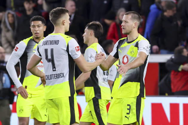Nico Schlotterbeck (Borussia Dortmund) und Waldemar Anton (Borussia Dortmund) jubeln, Bundesliga, Bayer 04 Leverkusen v Borussia Dortmund, BayArena am 29. November 2025 in Leverkusen, Deutschland. (Foto von Marco Steinbrenner DeFodi Images) Nico Schlotterbeck (Borussia Dortmund) und Waldemar Anton (Borussia Dortmund) cheer, Bundesliga, Bayer 04 Leverkusen v Borussia Dortmund, BayArena, November 29, 2025 in Leverkusen, Germany. (Photo by Marco Steinbrenner DeFodi Images) DFL regulations prohibit any use of photographs as image sequences and or quasi-video.