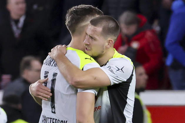 Nico Schlotterbeck (Borussia Dortmund) und Waldemar Anton (Borussia Dortmund) jubeln, Bundesliga, Bayer 04 Leverkusen v Borussia Dortmund, BayArena am 29. November 2025 in Leverkusen, Deutschland. (Foto von Marco Steinbrenner DeFodi Images) Nico Schlotterbeck (Borussia Dortmund) und Waldemar Anton (Borussia Dortmund) cheer, Bundesliga, Bayer 04 Leverkusen v Borussia Dortmund, BayArena, November 29, 2025 in Leverkusen, Germany. (Photo by Marco Steinbrenner DeFodi Images) DFL regulations prohibit any use of photographs as image sequences and or quasi-video.