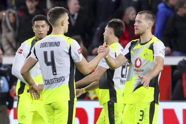 Nico Schlotterbeck (Borussia Dortmund) und Waldemar Anton (Borussia Dortmund) jubeln, Bundesliga, Bayer 04 Leverkusen v Borussia Dortmund, BayArena am 29. November 2025 in Leverkusen, Deutschland. (Foto von Marco Steinbrenner DeFodi Images) Nico Schlotterbeck (Borussia Dortmund) und Waldemar Anton (Borussia Dortmund) cheer, Bundesliga, Bayer 04 Leverkusen v Borussia Dortmund, BayArena, November 29, 2025 in Leverkusen, Germany. (Photo by Marco Steinbrenner DeFodi Images) DFL regulations prohibit any use of photographs as image sequences and or quasi-video.