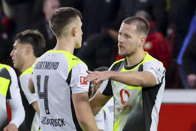Nico Schlotterbeck (Borussia Dortmund) und Waldemar Anton (Borussia Dortmund) jubeln, Bundesliga, Bayer 04 Leverkusen v Borussia Dortmund, BayArena am 29. November 2025 in Leverkusen, Deutschland. (Foto von Marco Steinbrenner DeFodi Images) Nico Schlotterbeck (Borussia Dortmund) und Waldemar Anton (Borussia Dortmund) cheer, Bundesliga, Bayer 04 Leverkusen v Borussia Dortmund, BayArena, November 29, 2025 in Leverkusen, Germany. (Photo by Marco Steinbrenner DeFodi Images) DFL regulations prohibit any use of photographs as image sequences and or quasi-video.