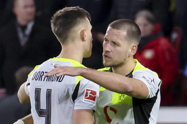 Nico Schlotterbeck (Borussia Dortmund) und Waldemar Anton (Borussia Dortmund) jubeln, Bundesliga, Bayer 04 Leverkusen v Borussia Dortmund, BayArena am 29. November 2025 in Leverkusen, Deutschland. (Foto von Marco Steinbrenner DeFodi Images) Nico Schlotterbeck (Borussia Dortmund) und Waldemar Anton (Borussia Dortmund) cheer, Bundesliga, Bayer 04 Leverkusen v Borussia Dortmund, BayArena, November 29, 2025 in Leverkusen, Germany. (Photo by Marco Steinbrenner DeFodi Images) DFL regulations prohibit any use of photographs as image sequences and or quasi-video.