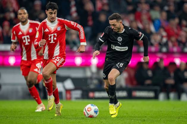 im Zweikampf, Aktion, mit Alexandar Pavlovic 45 (FC Bayern Muenchen), Mathias Pereira Lage 28 (FC St. Pauli), FC Bayern Muenchen vs. FC St. Pauli, Fussball, 1. Bundesliga, 12. Spieltag, 29.11.2025 DFB regulations prohibit any use of photographs as image sequences and or quasi-video Muenchen Bayern Deutschland