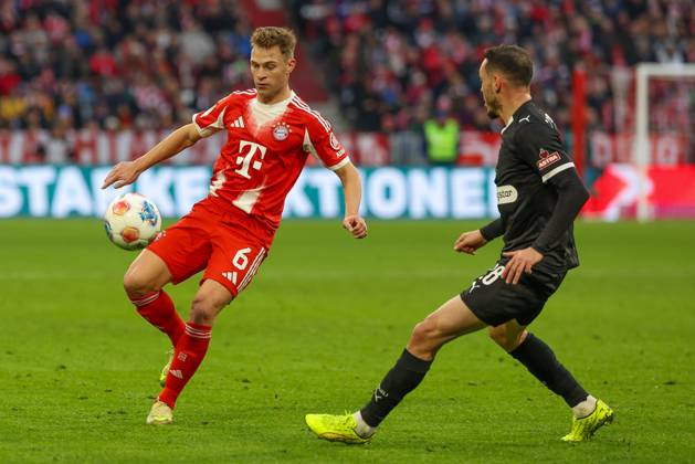 im Zweikampf, Aktion, mit Joshua Kimmich 6 (FC Bayern Muenchen), Mathias Pereira Lage 28 (FC St. Pauli), FC Bayern Muenchen vs. FC St. Pauli, Fussball, 1. Bundesliga, 12. Spieltag, 29.11.2025 DFB regulations prohibit any use of photographs as image sequences and or quasi-video Muenchen Bayern Deutschland
