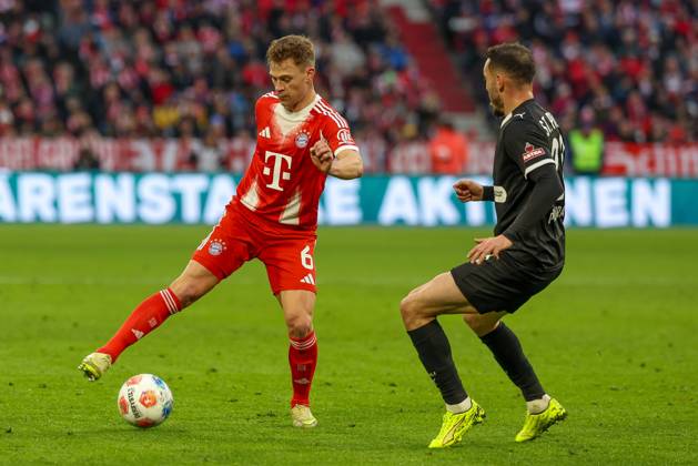im Zweikampf, Aktion, mit Joshua Kimmich 6 (FC Bayern Muenchen), Mathias Pereira Lage 28 (FC St. Pauli), FC Bayern Muenchen vs. FC St. Pauli, Fussball, 1. Bundesliga, 12. Spieltag, 29.11.2025 DFB regulations prohibit any use of photographs as image sequences and or quasi-video Muenchen Bayern Deutschland