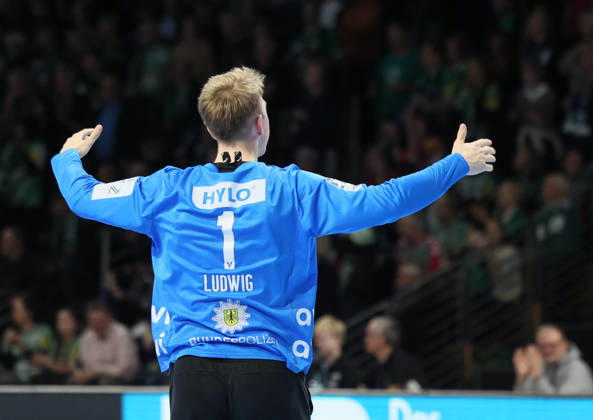 GER HBL Saison 2025 2026 FÜCHSE Berlin vs TBV Lemgo Lippe, 30.11.25, Max-Schmeling-Halle, Berlin, Lasse LUDWIG (Füchse Berlin 1) jubelt nach erfolgreicher Parade dem Publikum zu, Emotion