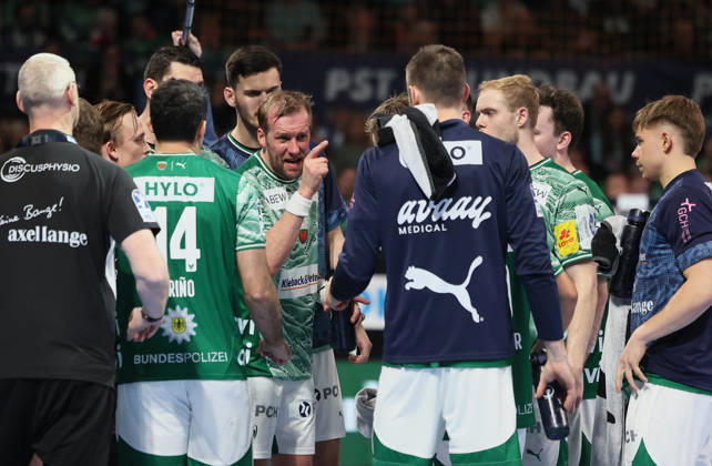 GER HBL Saison 2025 2026 FÜCHSE Berlin vs TBV Lemgo Lippe, 30.11.25, Max-Schmeling-Halle, Berlin, Max DARJ (Füchse Berlin 5), Ansprach des Kapitäns in der Auszeit, Timeout