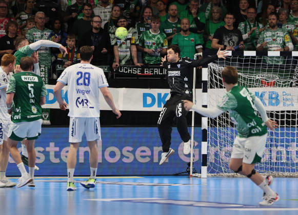 GER HBL Saison 2025 2026 FÜCHSE Berlin vs TBV Lemgo Lippe, 30.11.25, Max-Schmeling-Halle, Berlin, Lasse Bredekjaer ANDERSSON (Füchse Berlin 11) scheitert an Constantin MÖSTL (TBV Lemgo Lippe 1)