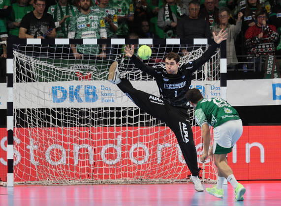 GER HBL Saison 2025 2026 FÜCHSE Berlin vs TBV Lemgo Lippe, 30.11.25, Max-Schmeling-Halle, Berlin, Tim FREIHÖFER (Füchse Berlin 20) scheitert vom Siebenmeter-Punkt an Constantin MÖSTL (TBV Lemgo Lippe 1)