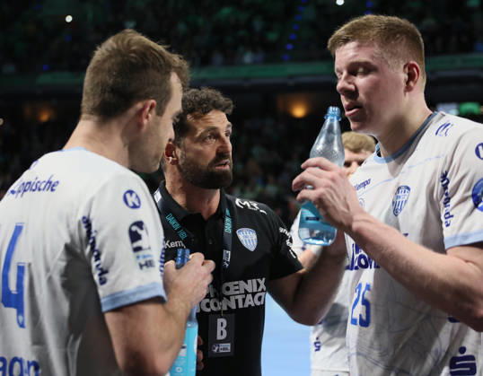 GER HBL Saison 2025 2026 FÜCHSE Berlin vs TBV Lemgo Lippe, 30.11.25, Max-Schmeling-Halle, Berlin, Florian KEHRMANN (TBV Lemgo Lippe_Trainer) im Dialog mit Bobby SCHAGEN (TBV Lemgo Lippe 14) und Niels Gerardus VERSTEIJNEN (TBV Lemgo Lippe 25)