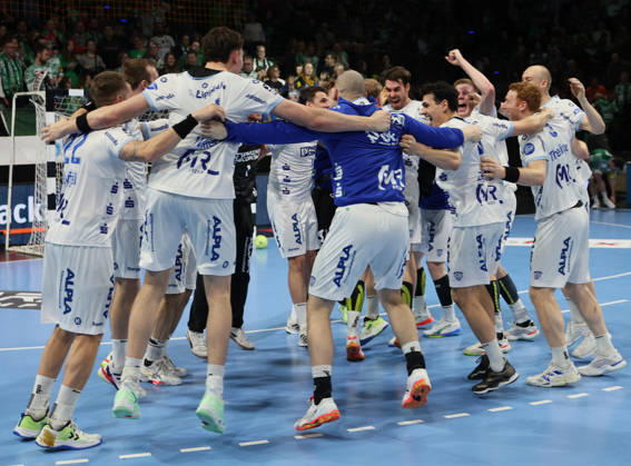 GER HBL Saison 2025 2026 FÜCHSE Berlin vs TBV Lemgo Lippe, 30.11.25, Max-Schmeling-Halle, Berlin, TBV Lemgo Lippe feiert den Auswärtssieg, Kreis, Jubel, Emotion, Ausgelassenheit