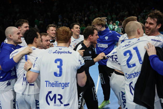 GER HBL Saison 2025 2026 FÜCHSE Berlin vs TBV Lemgo Lippe, 30.11.25, Max-Schmeling-Halle, Berlin, TBV Lemgo Lippe feiert den Auswärtssieg, Kreis, Jubel, Emotion, Ausgelassenheit, MVP der Gäste ist Keeper Constantin MÖSTL (TBV Lemgo Lippe 1)