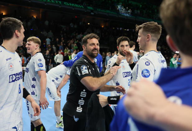GER HBL Saison 2025 2026 FÜCHSE Berlin vs TBV Lemgo Lippe, 30.11.25, Max-Schmeling-Halle, Berlin, Florian KEHRMANN (TBV Lemgo Lippe_Trainer) inmitten seiner Spieler, Freude, Emotion, Abklatschen nach Auswärtssieg