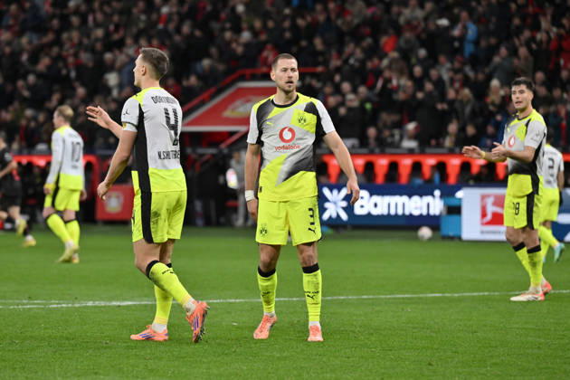 Nico Schlotterbeck (Borussia Dortmund), Waldemar Anton (Borussia Dortmund), Aaron Anselmino (Borussia Dortmund), Aaron Anselmino, v.li. 29.11.2025, Fussball 1. Bundesliga, Saison 2025 2026, 12. Spieltag, Bayer 04 Leverkusen - Borussia Dortmund 1:2 DFL regulations prohibit any use of photographs as image sequences and or quasi-video Leverkusen BayArena Nordrhein Westfalen Deutschland